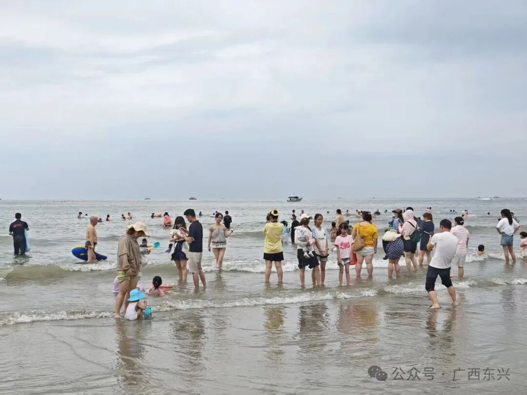 “五一”假日氛围感拉满！东兴金滩滨海游持续火热 八方游客逐浪赴约