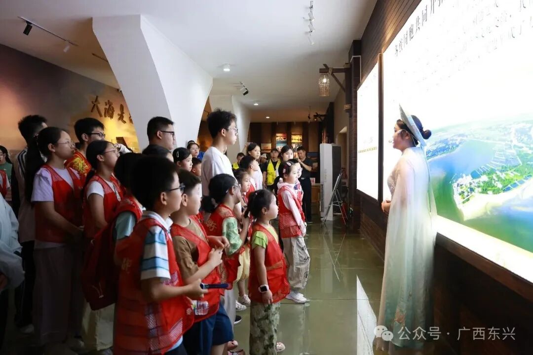 桂渝青少年相聚广西东兴 共赴民族文化交流之约