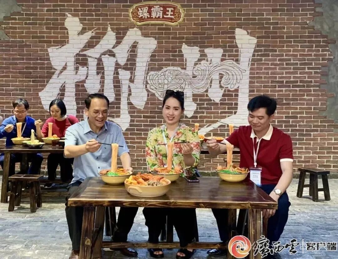 越南游客在柳州品尝螺蛳粉，感受地方美食魅力。