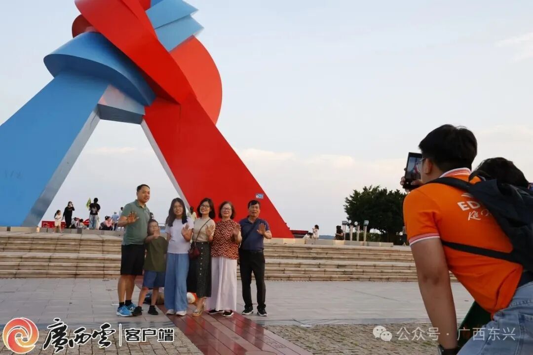 越南河内旅行团在东兴山海相连地标广场合影留念。