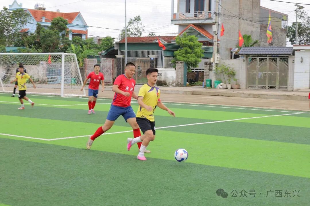 8月29日，越南芒街—中国东兴足球友谊赛在越南广宁省芒街二坊绿茵公园体育场精彩开赛
