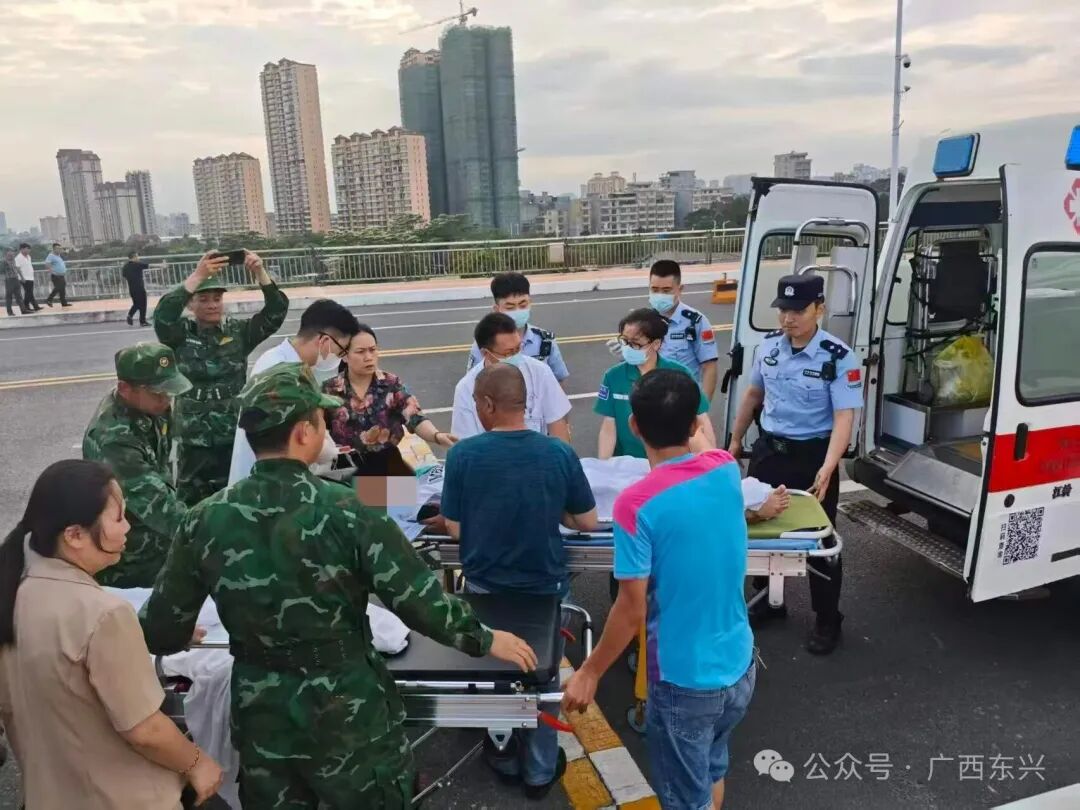 图为该队在东兴口岸北仑河二桥紧急开通绿色通道救助危重人员。